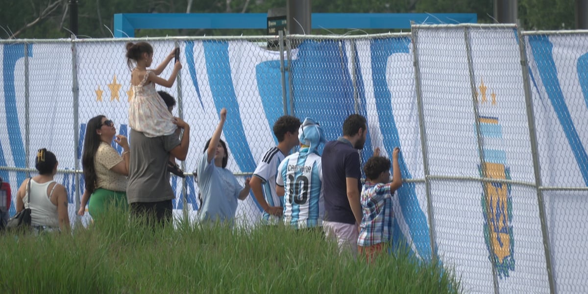 Argentina fans celebrate World Cup teams arrival in Kansas City - KCTV thumbnail