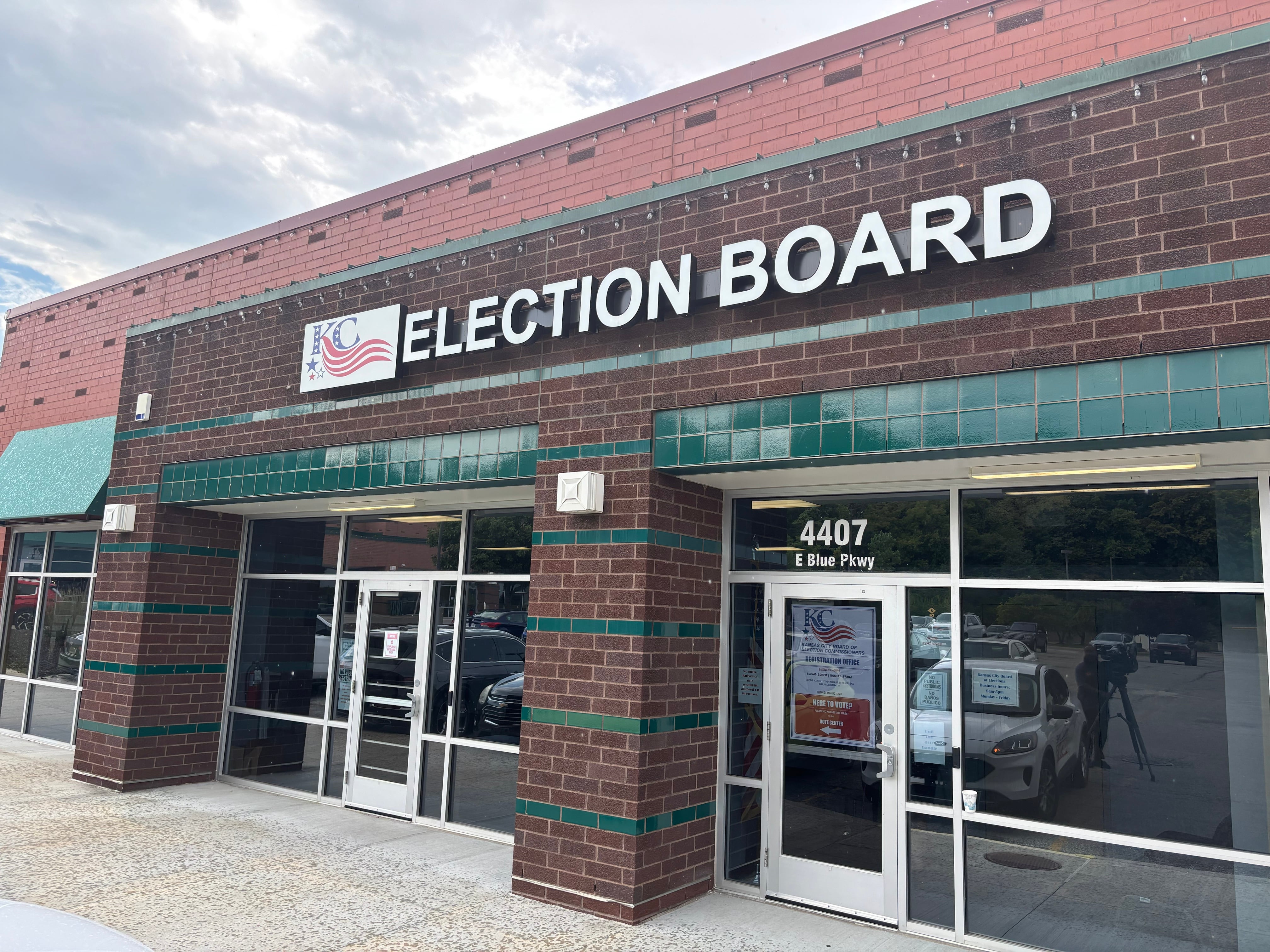 Kansas City Election Officials Prepare Dual Ballots Amid Redistricting Dispute