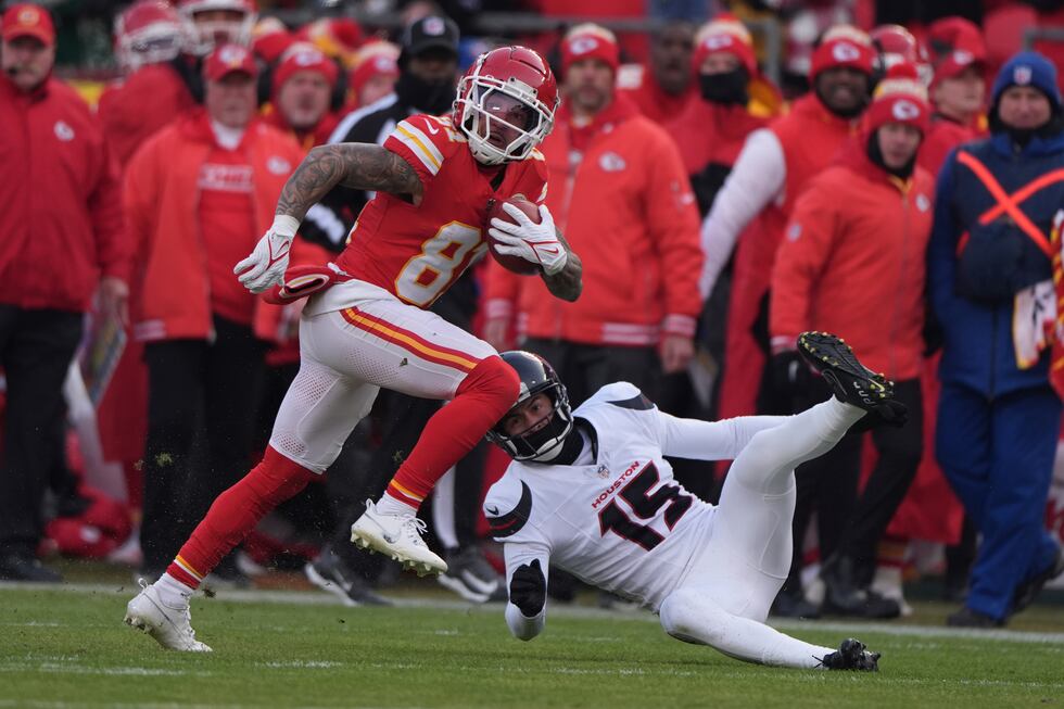 Kansas City Chiefs' Nikko Remigio, left, runs the opening kickoff past Houston Texans' Ka'imi...
