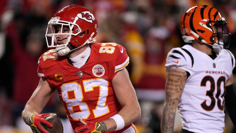 Kansas City Chiefs tight end Travis Kelce (87) catches a touchdown in front of Cincinnati...