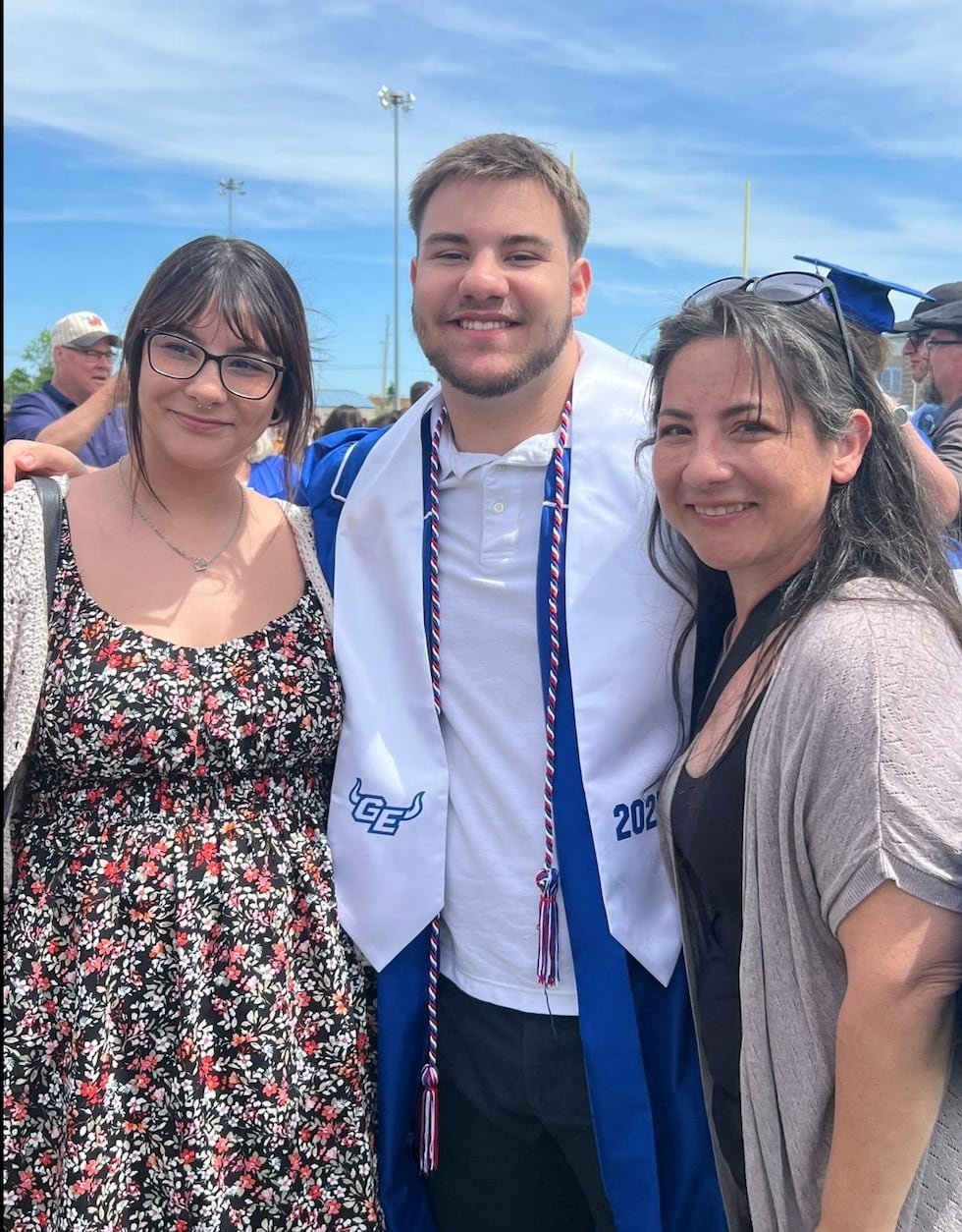 Kansas City mom, daughter and son all graduate at the same time