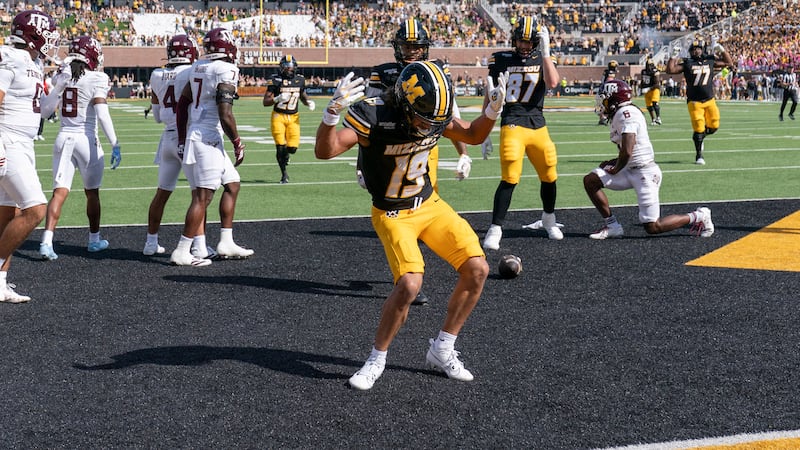 Missouri wide receiver Cayden Lee (19) celebrates his touchdown during the first half of an...