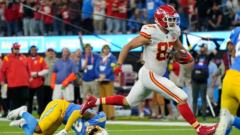 Kansas City Chiefs tight end Travis Kelce, right, runs in for a touchdown as Los Angeles...