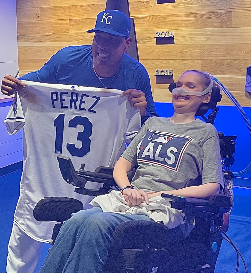 Salvador Perez holds up a jersey with Sarah Na.