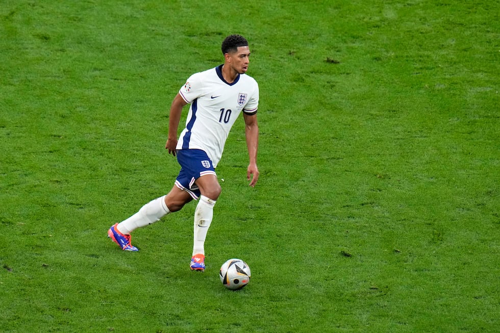 El inglés Jude Bellingham corre con el balón durante el encuentro de las semifinales de la...