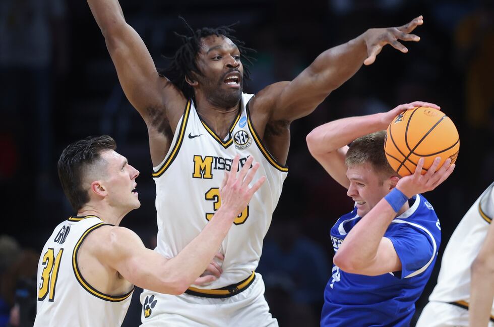 Drake guard Bennett Stirtz, right, look to the ball against Missouri center Josh Gray,...