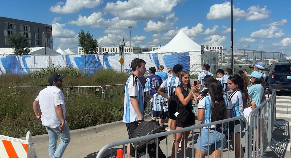 Argentina fans traveled from across North America to send off team from Kansas City hotel.