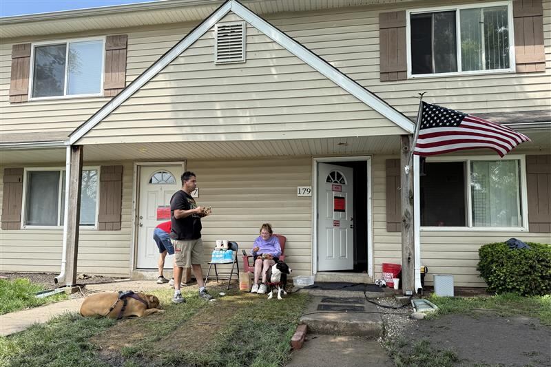 Families were still frantically packing as the eviction deadline approached in Aspen Place...