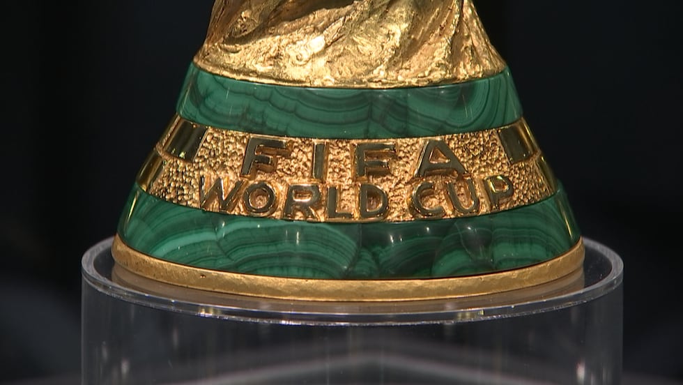 फीफा विश्व कप ट्रॉफी रविवार को कैनसस सिटी में रुकी।