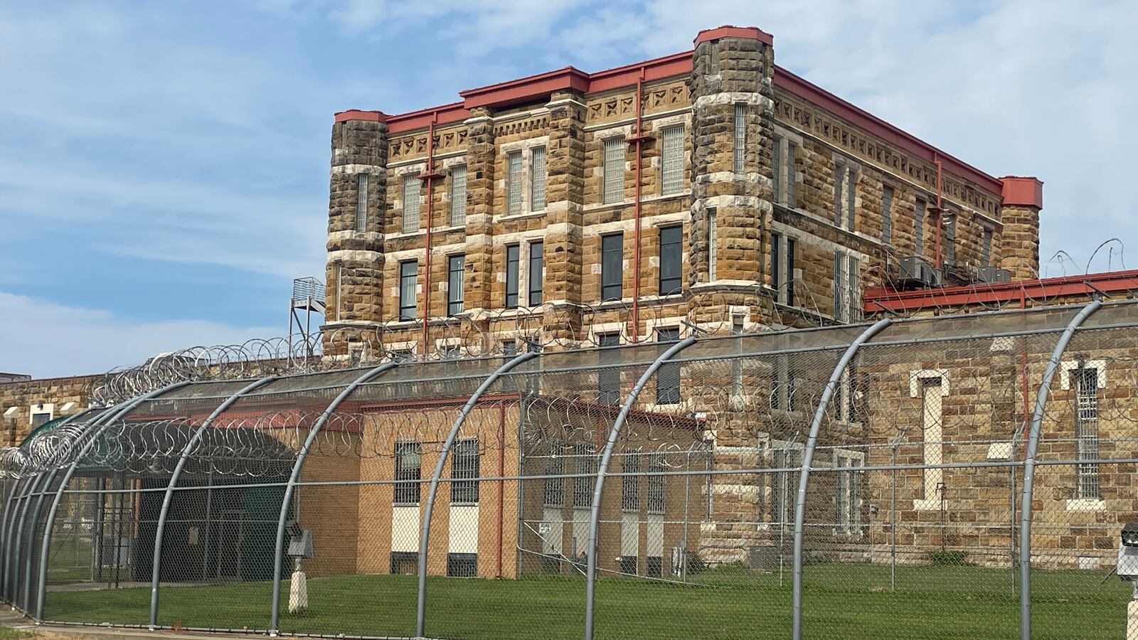 Scott Cheever Man serving life sentence for killing sheriff charged with having ...