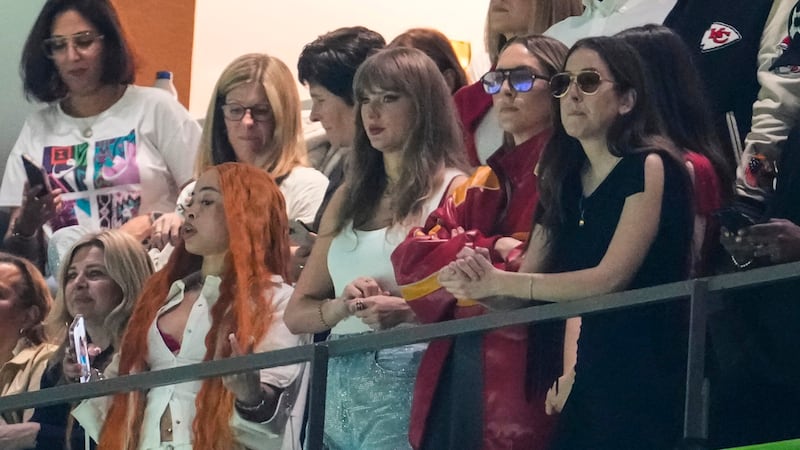 Ice Spice, de izquierda a derecha, Taylor Swift, Este Haim y Alana Haim observan durante la...