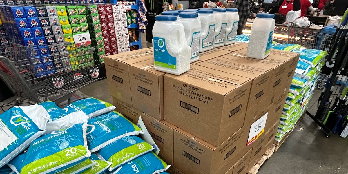 People packing shopping carts with necessities as weekend winter storm approaches the metro People packing shopping carts with necessities as weekend winter storm approaches the metro