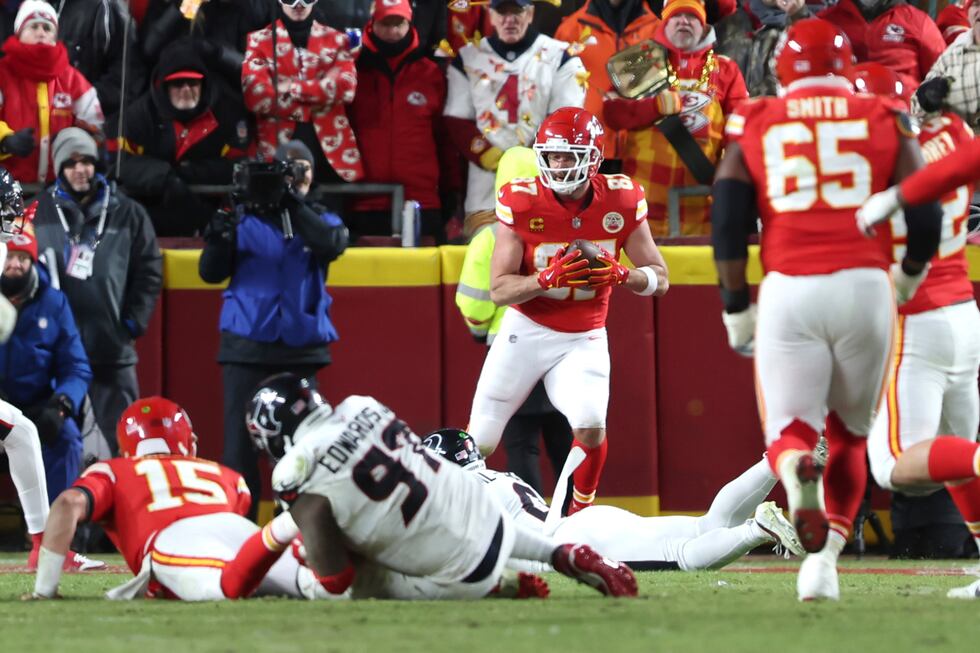 Kansas City Chiefs tight end Travis Kelce catches a touchdown from quarterback Patrick...