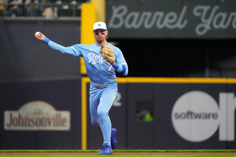 Kansas City Royals Bobby Witt Jr. (7) joga fora Rhys Hoskins de Milwaukee Brewers ...