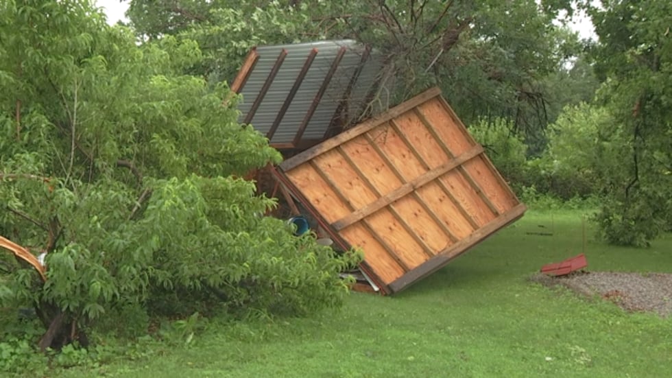 Los daños de la tormenta son visibles en un cobertizo en la propiedad de los Barnett cerca de Jameson, Missouri. La pareja...