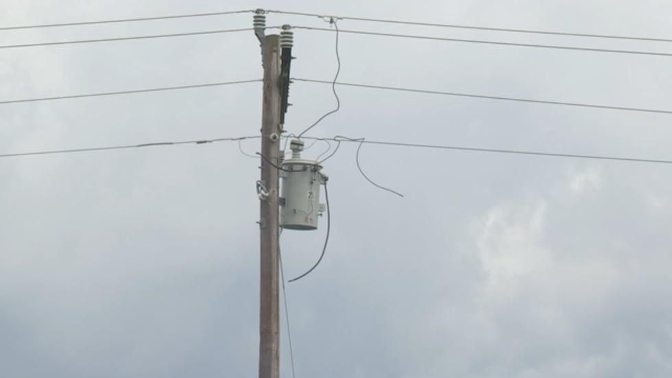 Un cable eléctrico se encuentra en el patio de los Barnett después de haber sido arrancado del equipo al otro lado del...