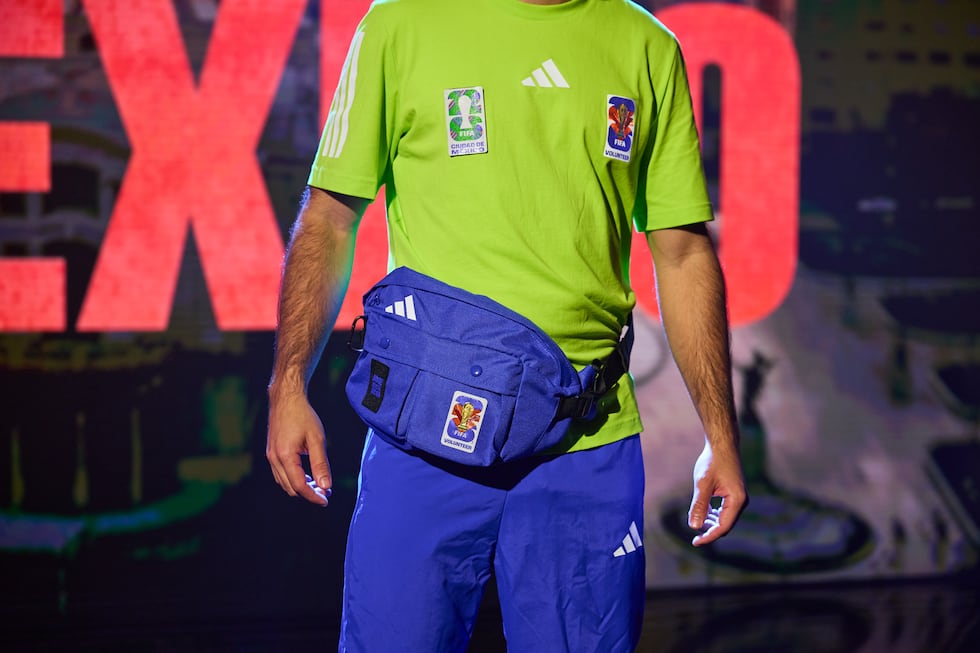 Terang dan cerah: Sukarelawan Piala Dunia mendapatkan penampilan resmi mereka