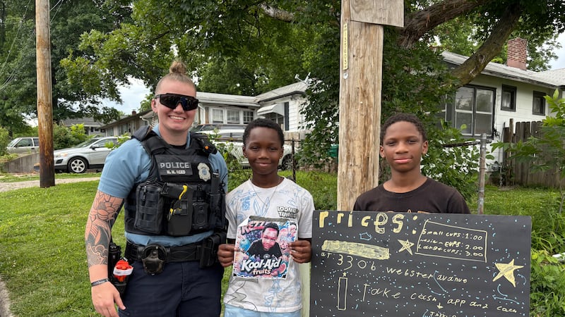 Officer Morgan Reed with KCK police supports brothers' lemonade stand
