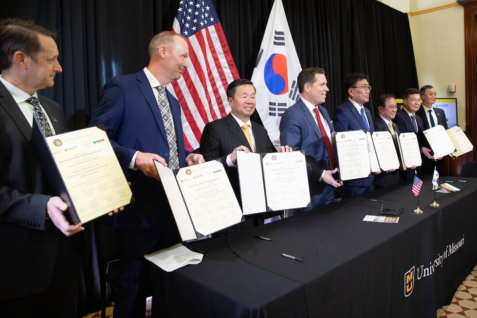 University of Missouri s and company leaders from South Korea sign a new agreement.