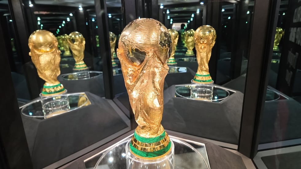 फीफा विश्व कप ट्रॉफी रविवार को कैनसस सिटी में रुकी।